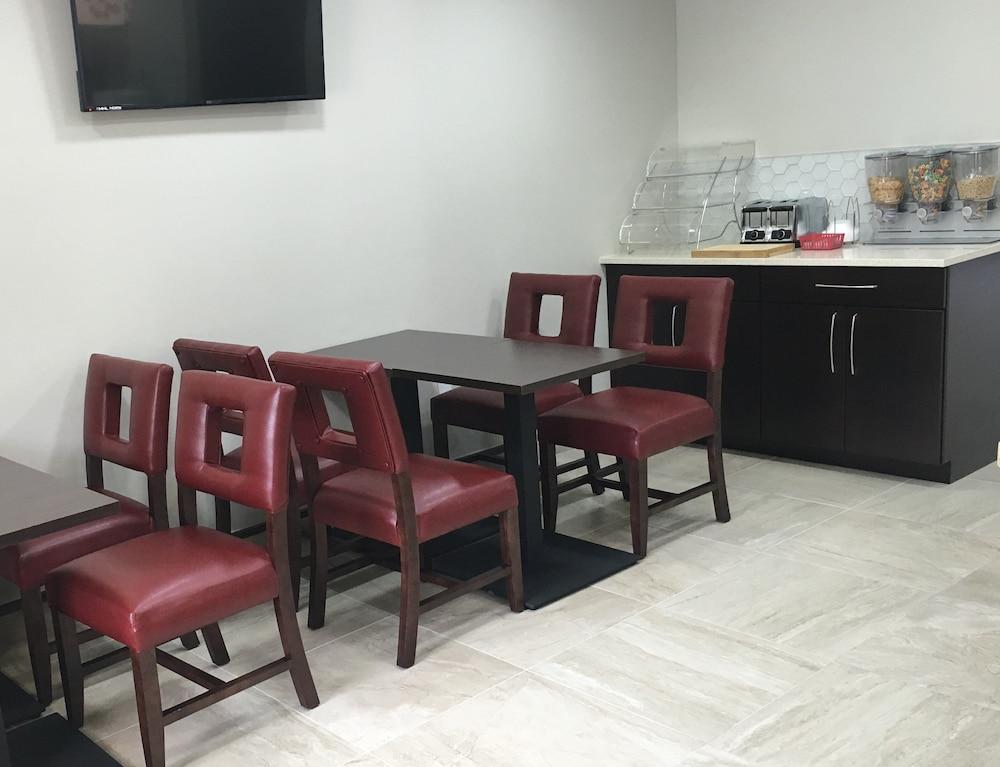 东伯明翰-艾昂戴尔机场红屋顶普拉斯酒店 Irondale 外观 照片